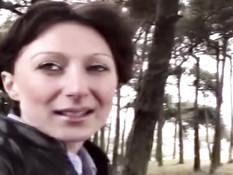 За деньги она согласилась заняться мастурбацией в лесу на траве