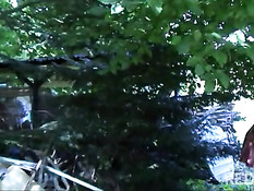 Милая французская девчонка в лесу занимается сексом с мужиками
