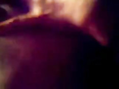 Девушка с пирсингом в пупке отсасывает член в любительском порно