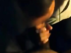 Мужик снимает на видеокамеру, как жена делает ему сладкий минет