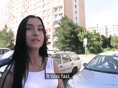 Юная брюнетка в облегающем платье отсасывает и ебётся на улице
