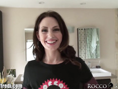 Шатенка Sarah Shevon делает сладкий минет актёру Rocco Siffredi