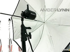 Пожилая блондинка Amber Lynn трахается после порно фотосессии