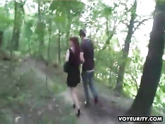 Горячая рыжая женщина завела парня в лес и занялась с ним сексом