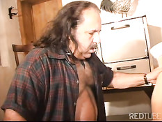 Сисястая девушка Daphne Rosen выебана порно актёром Ron Jeremy