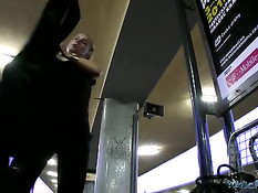 Парень снял на вокзале девку и оттрахал на улице в бритую пизду