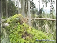 Немецкая шалава занимается сексом с двумя мужиками в горном лесу