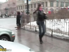 Русская девушка делает парню минет и трахается раком в ресторане