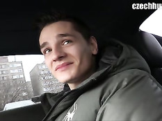 Гомосексуалист посадил в машину молодого гея и дал отсосать член