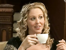 Сиськастая красавица Julia Ann отсасывает и трахается с мужчиной