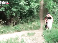 Парень в лесу дал двум похотливым девчонкам отсосать свой член