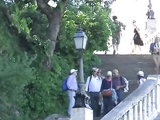 Красивая молодая блондинка голышом гуляет по большому городу