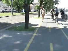 Красивая молодая блондинка голышом гуляет по большому городу