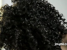 Кудрявая мулатка Misty Stone в ванне мастурбирует клитор руками