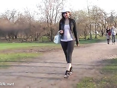 Красивая девушка Jeny Smith гуляет в колготках и с голой задницей