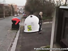 Девушка в сетчатых чулках Натали выебана в общественном туалете