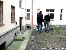 Познакомился во дворе с юной блондиночкой и оттрахал на диване