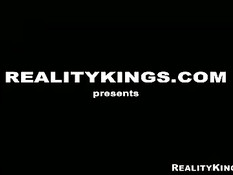 Кудрявая мулаточка Jasmine Webb трахается с белыми мужчинами