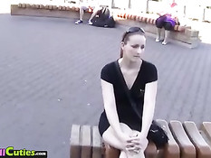 Незнакомые девчонки легко соглашаются пойти и сняться в порнухе