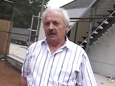 Подстриженная налысо девка соблазнила на секс пожилого мужика