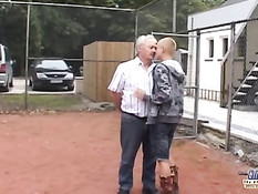Подстриженная налысо девка соблазнила на секс пожилого мужика