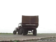 Парень встретился с подружкой и оттрахал на автобусной остановке