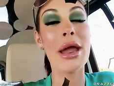 Парень ебёт грудастую брюнетку с татуировками Angelina Valentine
