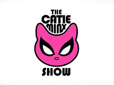 Молодая брюнеточка Catie Minx мастурбирует большим вибратором