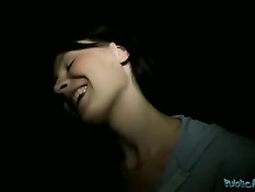 Брюнетка с длинными волосами отсасывает и ебётся на ночной улице
