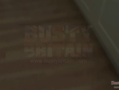 Блондинка Busty Grace на кухне ласкает большие обвисшие сиськи