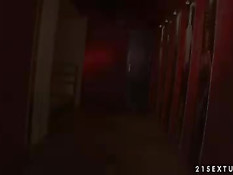 Две гламурные девки в чёрном занимаются лесби сексом в туалете