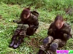 Офицер связывает обнажённую девушку военную и капает воском