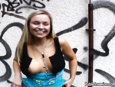 Блондиночка Mia Leone показывает на улице сиськи и сосёт пенис
