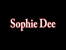 Порно звезда с большой грудью Sophie Dee позирует в чёрном белье