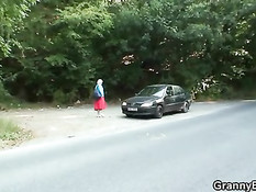 Подвёз на машине пожилую блондинку и отодрал раком на обочине