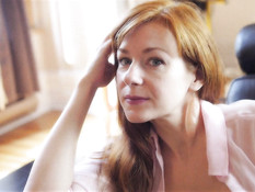 Зрелая женщина Camille Crimson делает минет и дрочит член руками