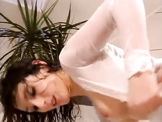 Немецкая порно актриса Sibel Kekilli трахается с мужчиной в ванной