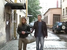 Снял на улице молодую русскую блондинку и отъебал у себя дома