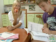 Парень на кухне оттрахал непослушную русскую блондинку в анус