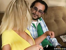 Блондинка со здоровыми сиськами Katie Kox трахается с мужчиной