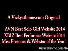 Горячая сиськастая блондинка Vicky Vette делает страстный минет