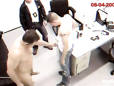 Молодому гею приходится отсасывать в офисе и подставлять очко