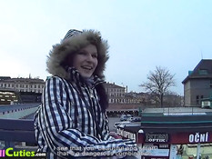 Чешская девушка раздевается и трахается в примерочной кабинке