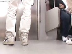 Японскую девку Mami Asakura раздели и отодрали в поезде метро