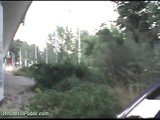 Грудастая девка на автостоянке ебётся с парнем в позе наездницы