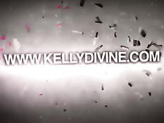 Знойная чёрная лесбиянка Nyomi Banxxx ласкает белую Kelly Divine