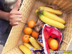 Молодая мулатка прямо на улице отсасывает и трахается с мужчиной