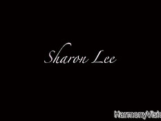 Страстная азиатка Sharon Lee трахается с мужчиной и громко стонет