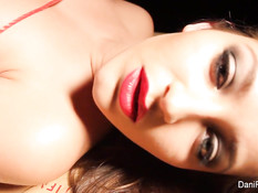 Привязанная к койке голая Dani Daniels мастурбирует свою пизду