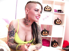 Сисястая любительница татуировок Christy Mack ласкает свою киску